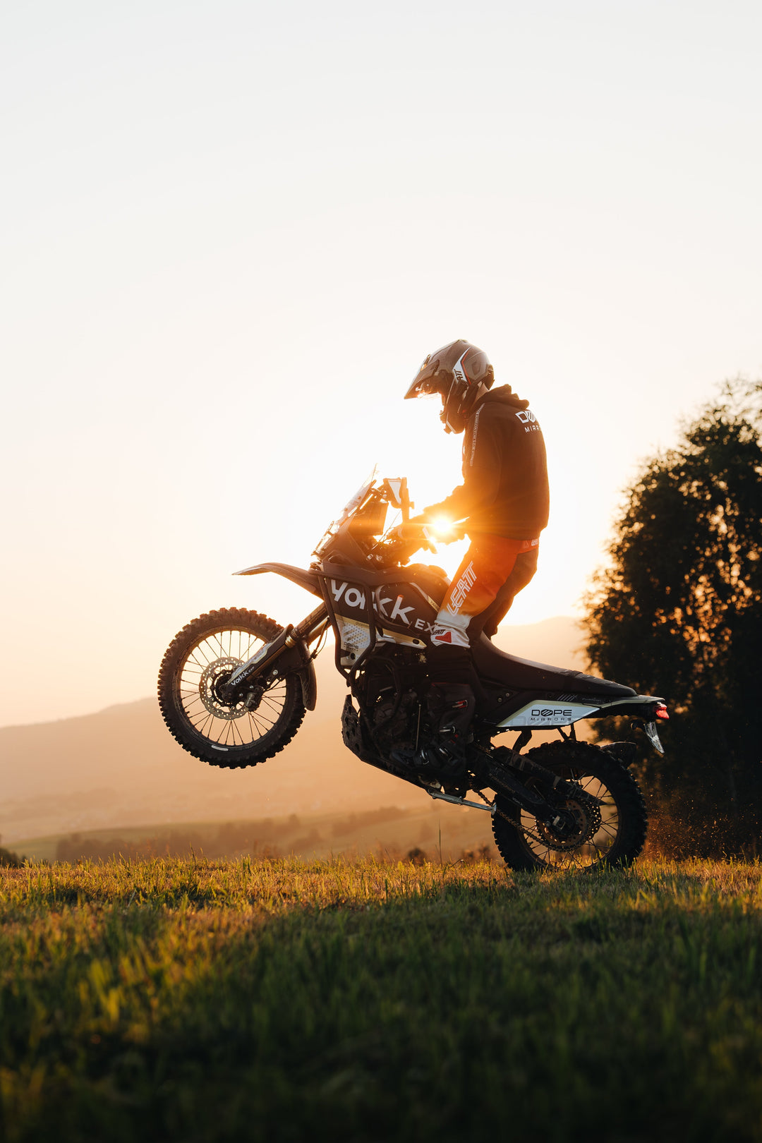 How to correctly adjust the mirrors on a motorcycle?